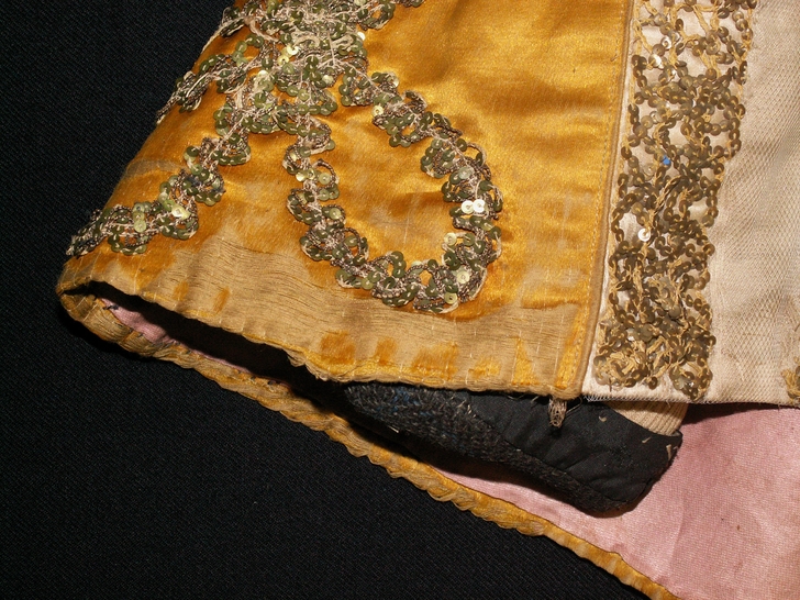 Particolare della gonna dopo il restauro